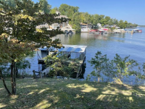 Cozy Lake Cabin, boat slip, w/dock, fireplace 309